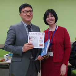 Светлана Леоновна презентует журнал Клиники руководителю корейского концерна