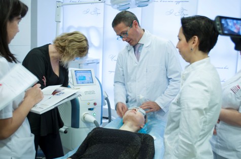 Итальянский хирург демонстрирует применение лазера М22