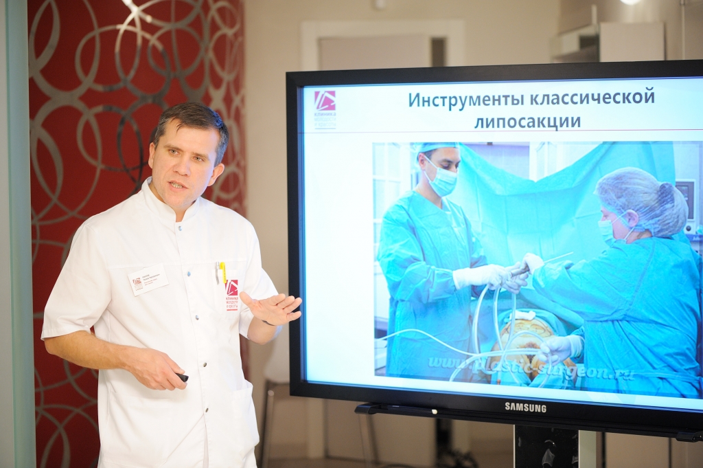 Фаязов Эдуард Нурутдинович демонстрирует инструменты классической хирургичесой липосакции.
